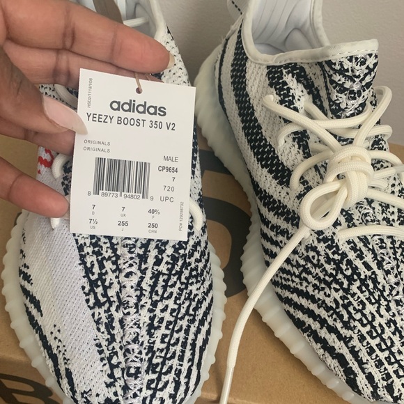 BNIB Yeezy 350 V2 - Picture 5 of 8